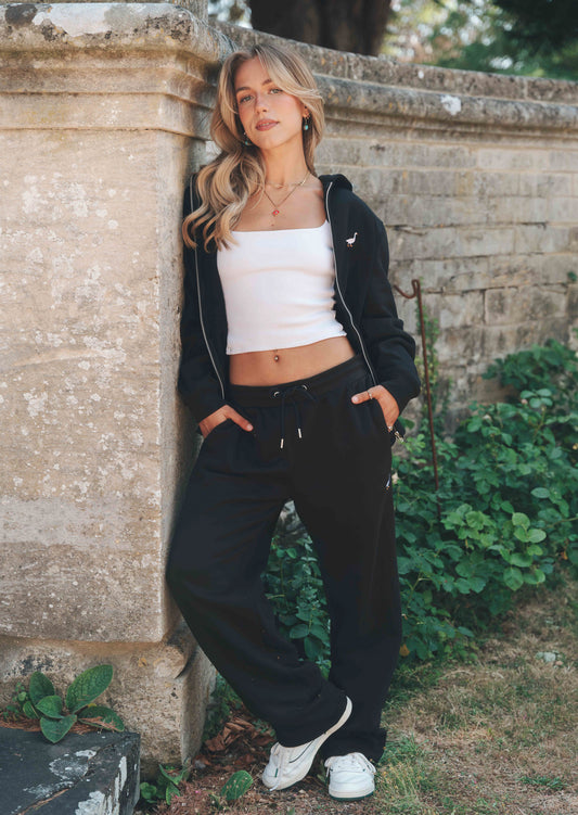 gg_female_image | Ella is 5'6" and wears a M